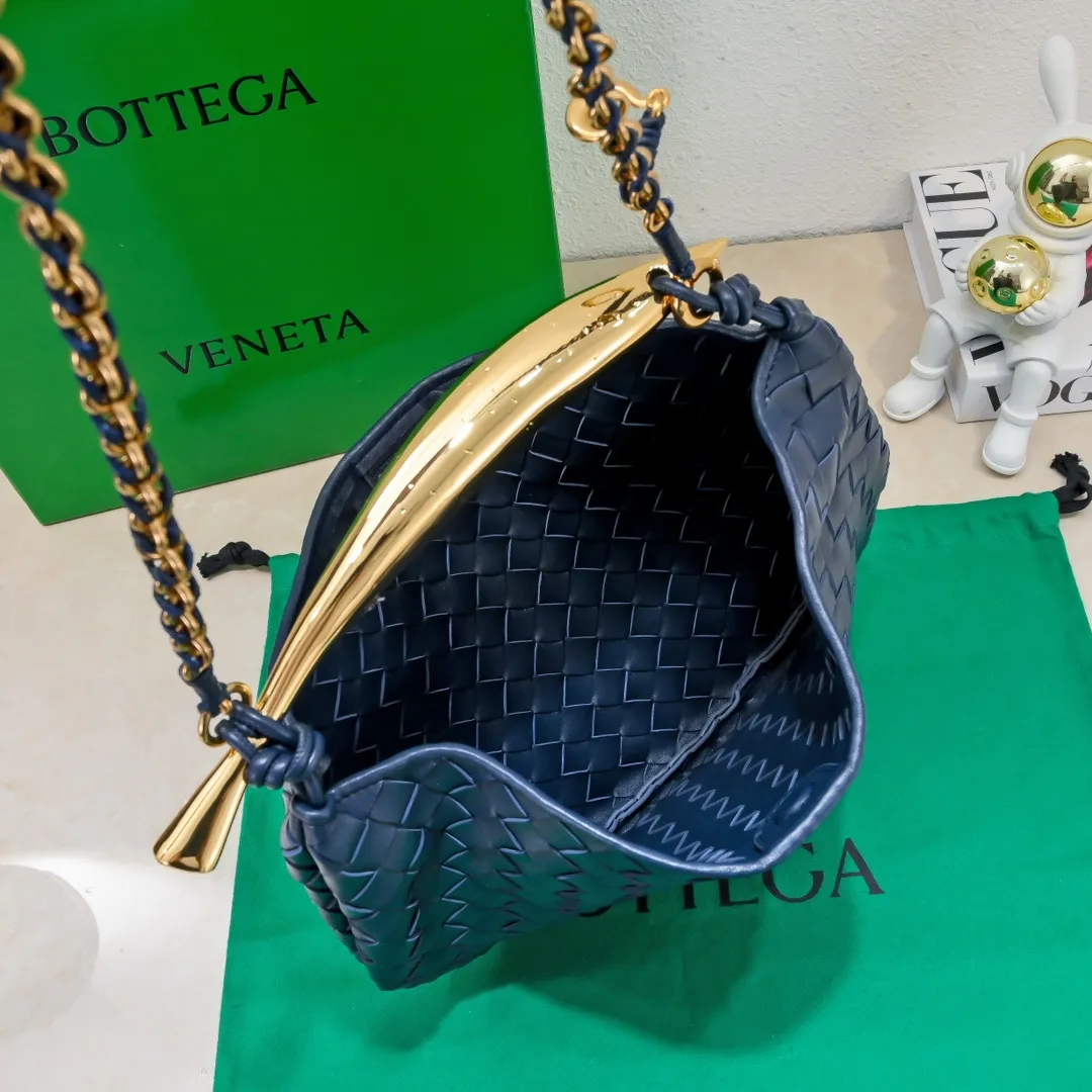 Batch 1860 Bv2024 early spring new product ⛓️Chain SARDINE 💙 Upgraded chain shoulder strap ⛓️ Chic and high-end, showing the fashion taste of urban women! Metal handles and classic weaving are combined together to perfectly integrate art and elegance. Through exquisite craftsmanship, new sardine-shaped handles are cast, and the brass material is the finishing touch. Each handle has a unique light-floating effect. The top-grade sheepskin material is woven to create a half-moon-shaped bag body, which has a fleshy touch and satisfies the preferences of those who pay attention to details. It is the most outstanding fashionable item for any occasion! 💕 Size: 33x20x4, Model: 6768#